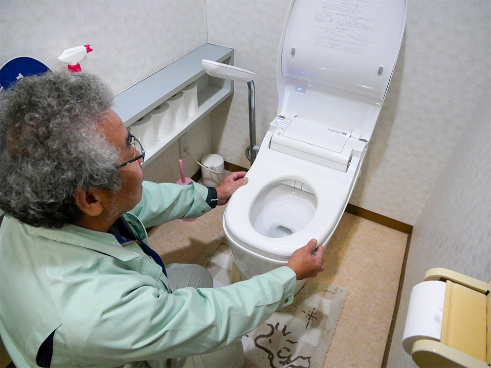 お風呂の浴槽の点検中