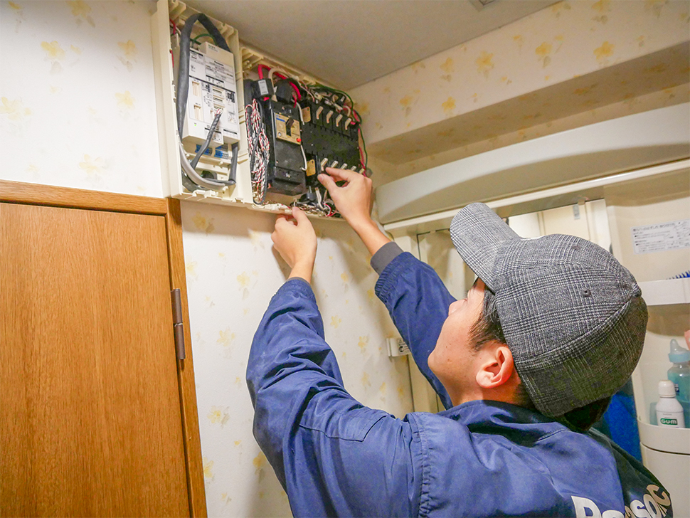 電球を取り換える作業