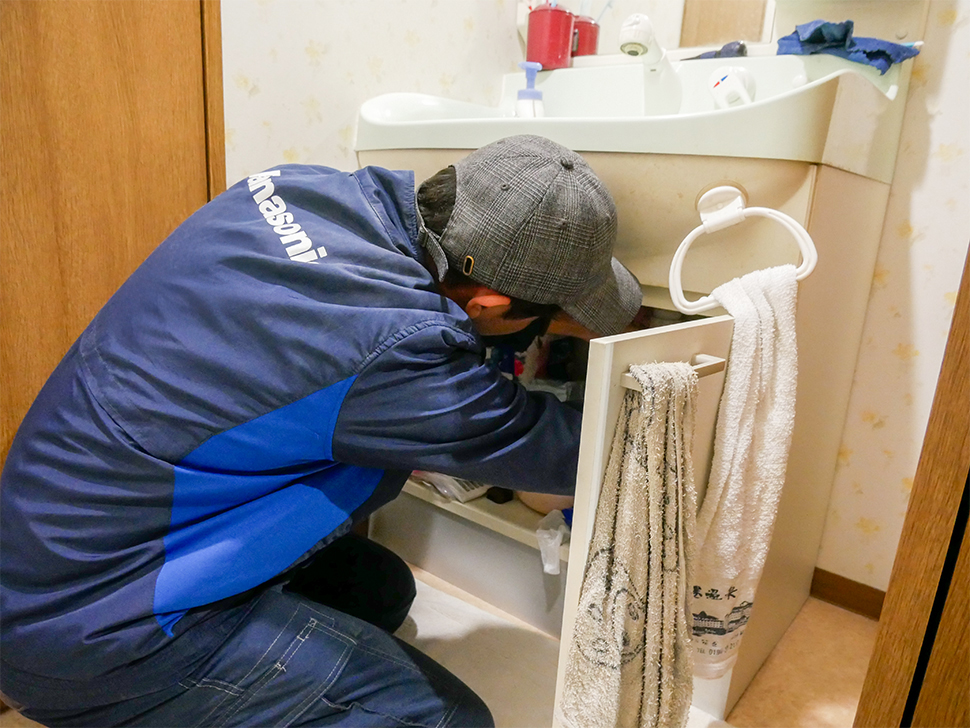 シンクの点検をするスタッフ
